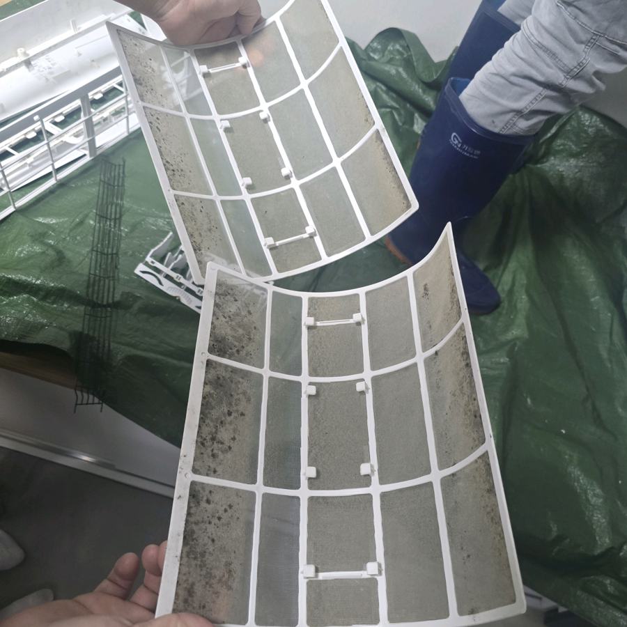 벽걸이 에어컨 필터 청소 전
